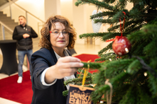 Antje Grotheer hängt einen Wunschzettel an den Weihnachtsbaum im Foyer der Bürgerschaft.