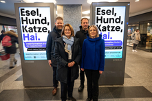 Thorge Koehler, Antje Grotheer, Dr. Thomas Köcher, Wiebke Bleis stehen vor zwei Displays im Bahnhof, auf denen die Kampagne zu sehen ist.