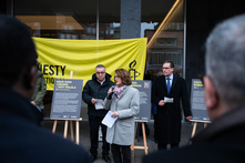 Präsidentin Grotheer steht vor dem Haus der Bürgerschaft und spricht zu den Anwesenden.